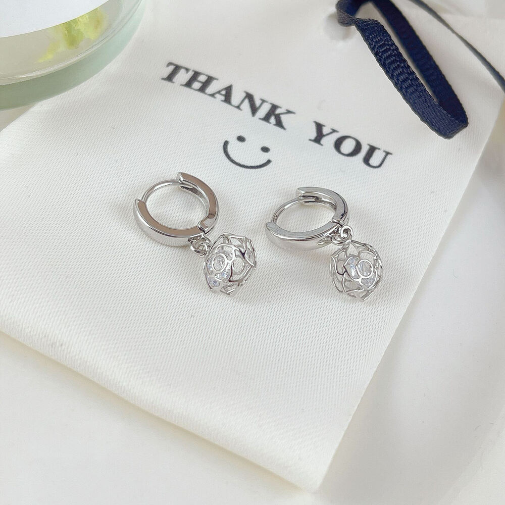 Vintage hollow earrings