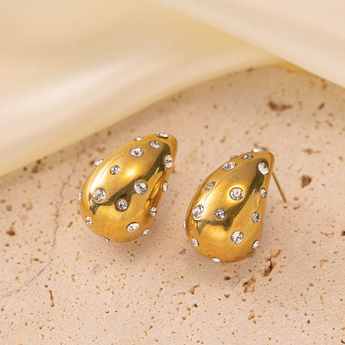 Teardrops studs Earrins